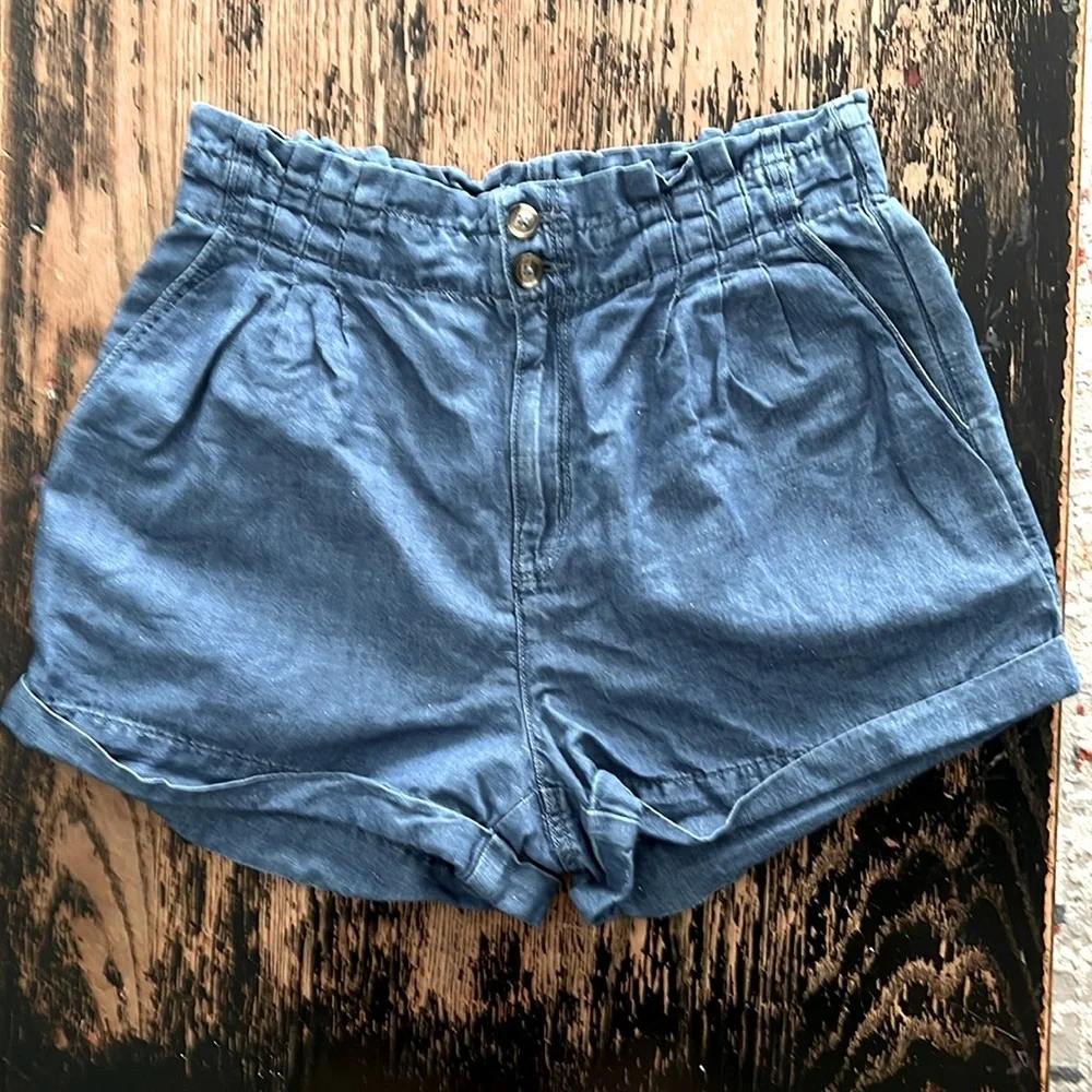 NWOT AMERICAN EAGLE WOMENS PAPERBAG SHORTS 6 DENIM JEAN BLUE CHAMBRAY ELASTIC AE
